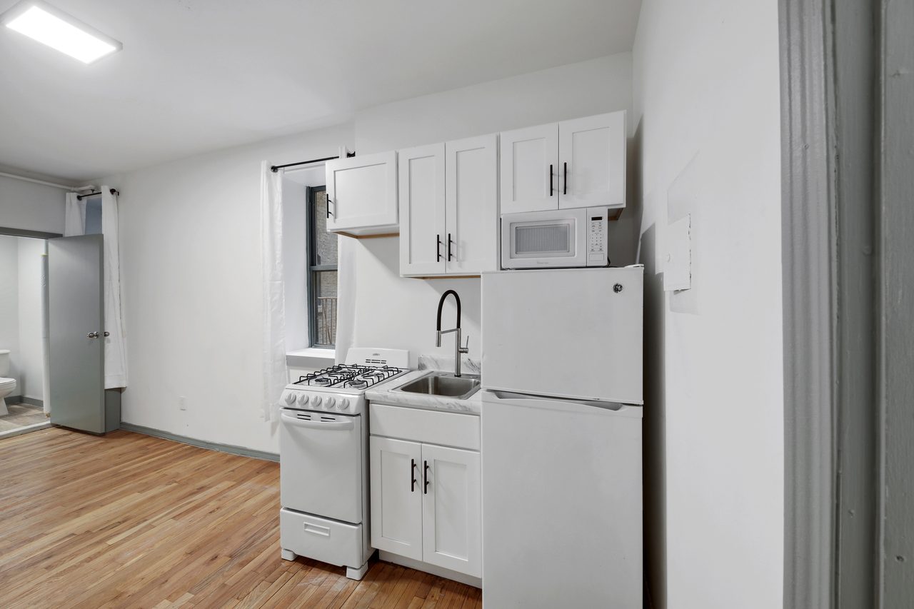 a room in Lincoln Square photo 3