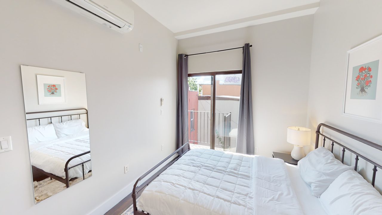 a room in Bedford-Stuyvesant photo 2