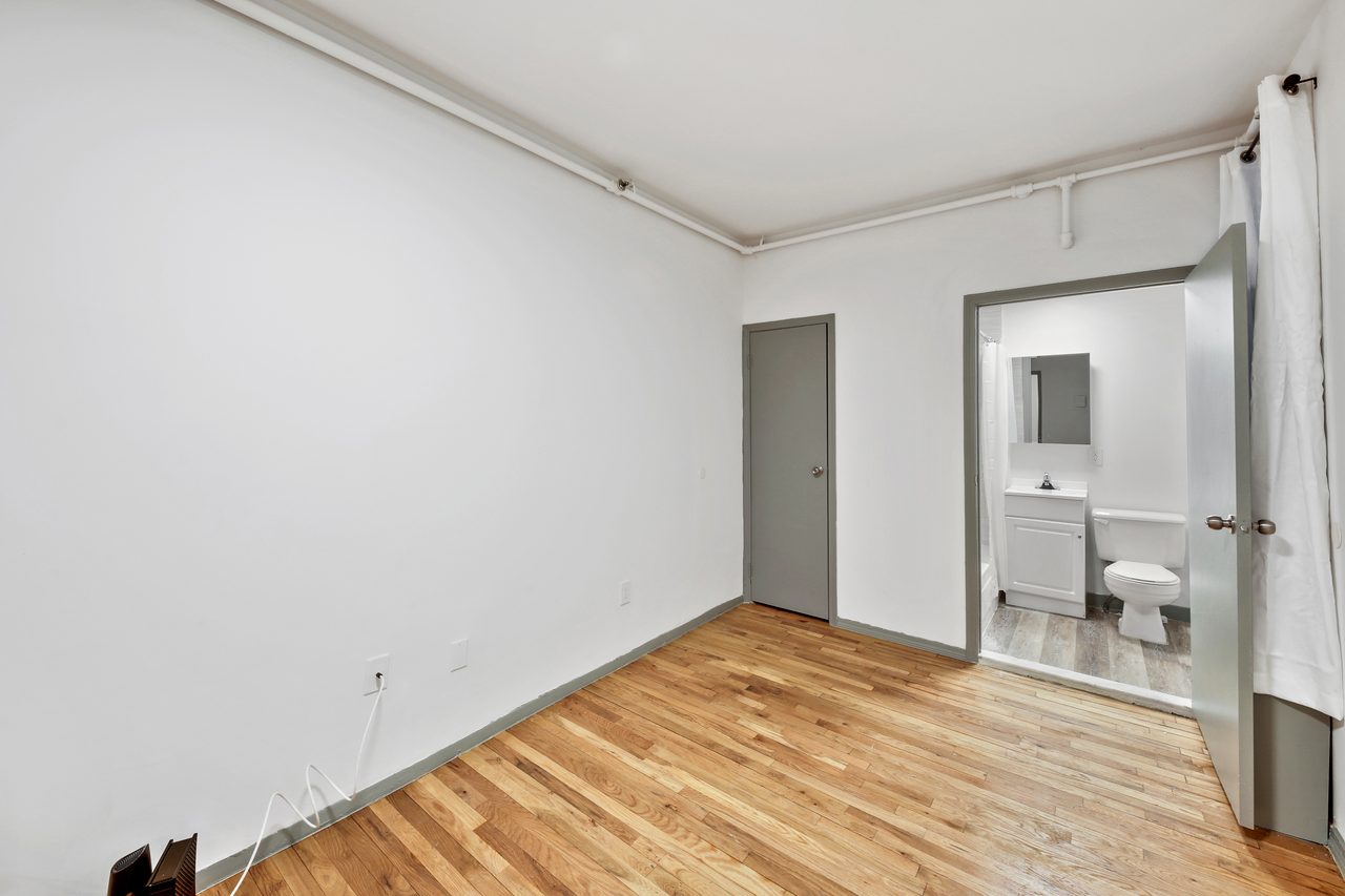 a room in Lincoln Square photo 6