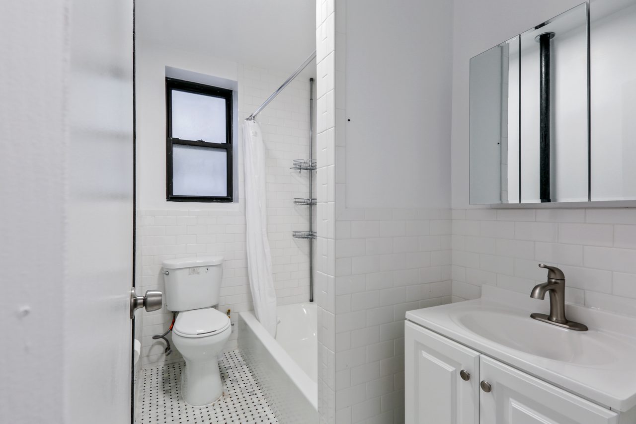 a room in Hamilton Heights photo 7