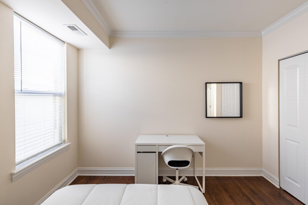 a room in Irving Park photo 4