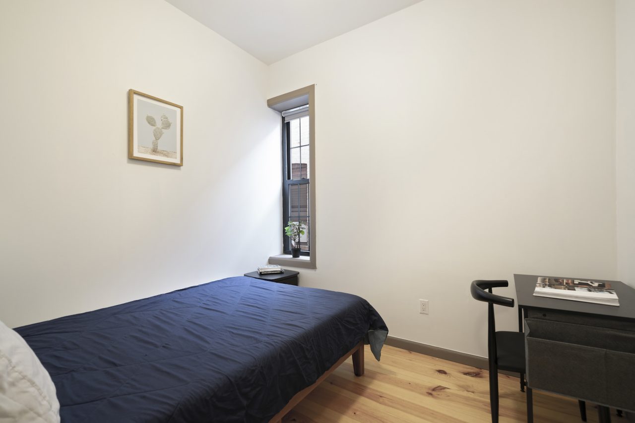 a room in Hamilton Heights photo 2