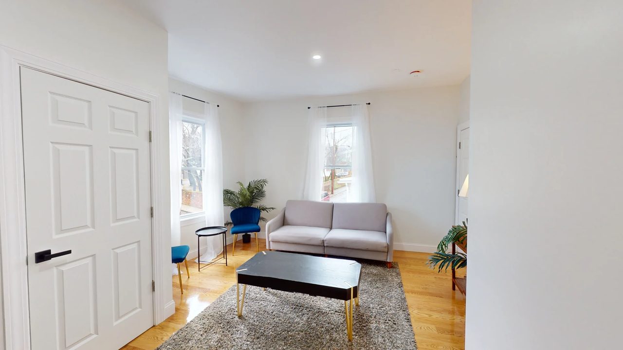 a room in Roxbury photo 7