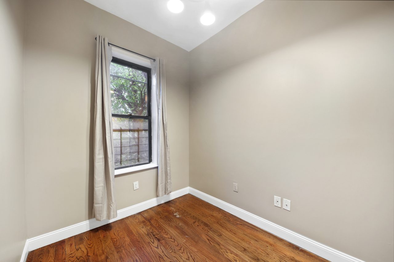 a room in Crown Heights photo 3
