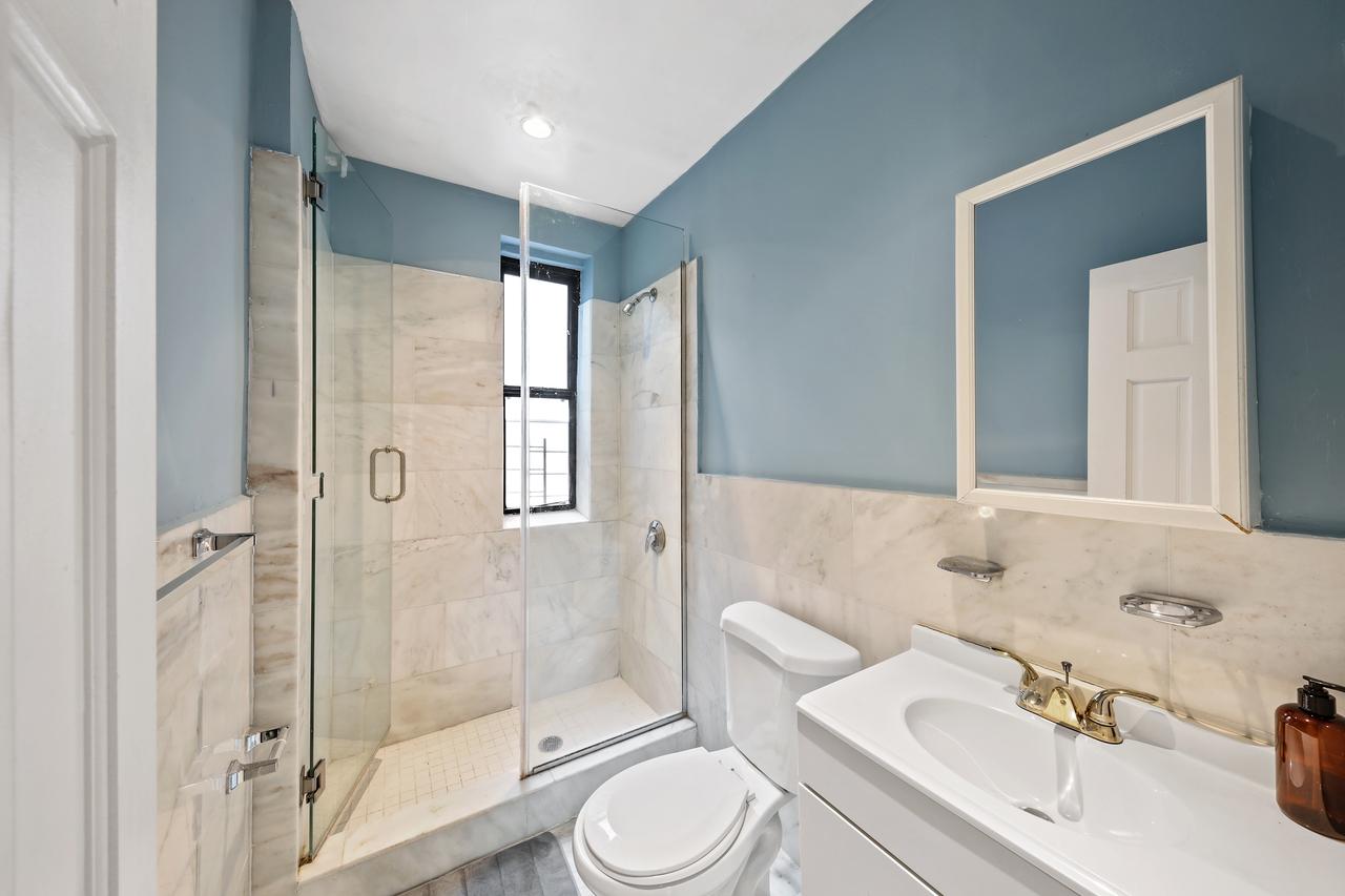 a room in East Harlem photo 6