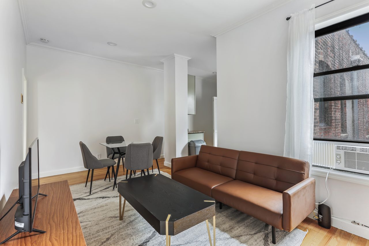 a room in Hamilton Heights photo 5