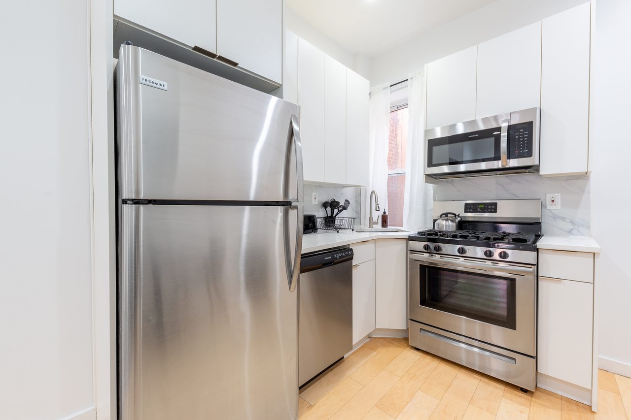 a room in Bedford-Stuyvesant photo 6