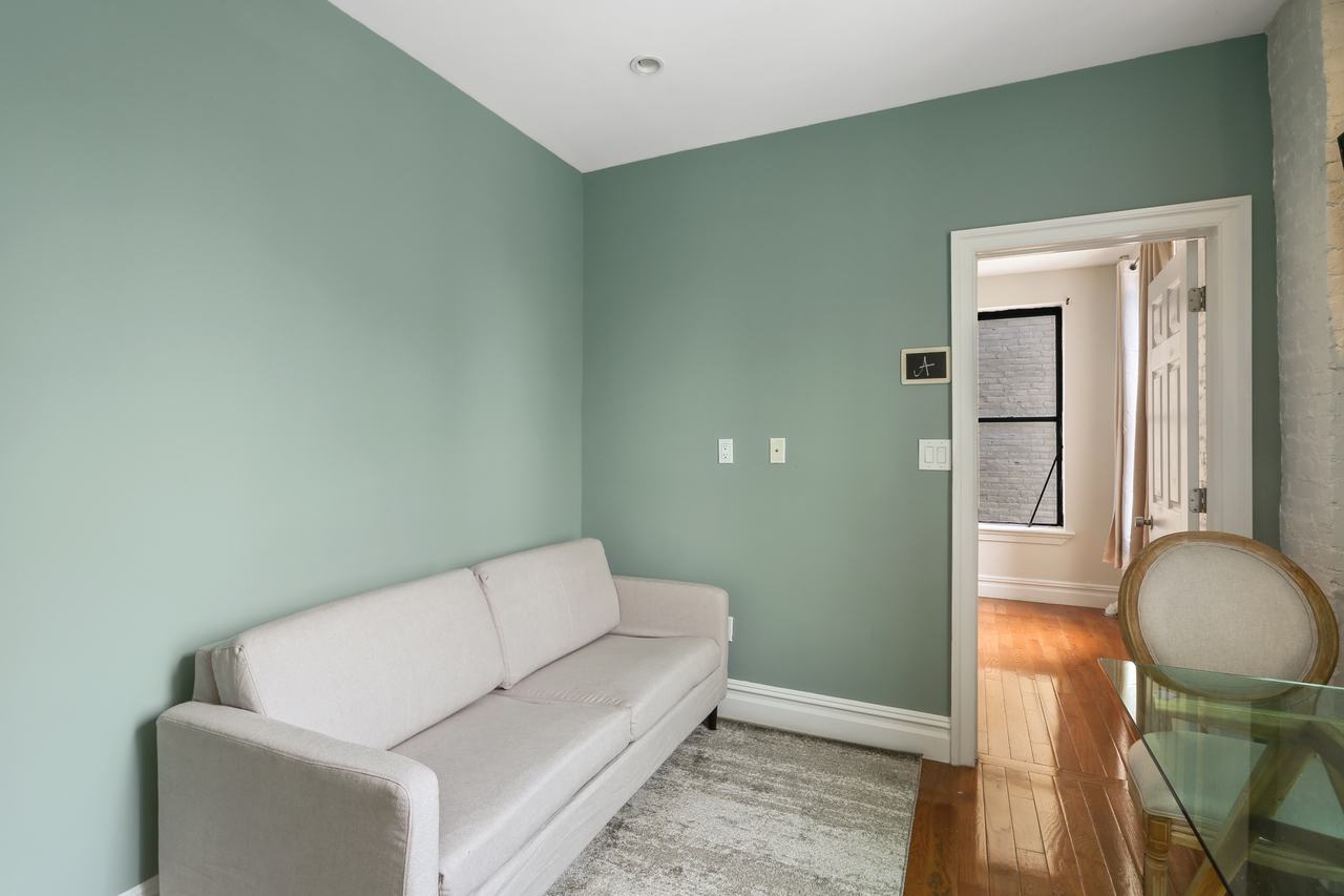a room in Hell's Kitchen photo 3
