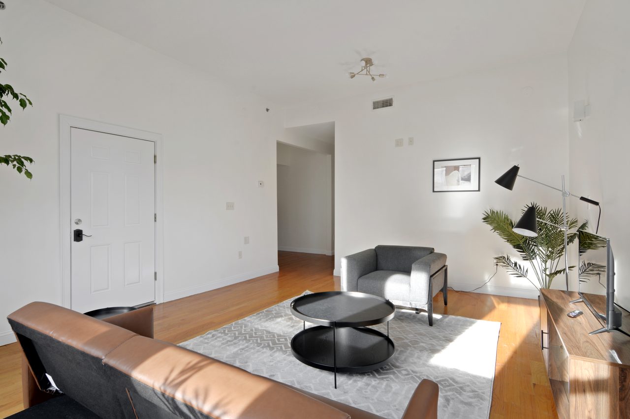 a room in Roxbury photo 6