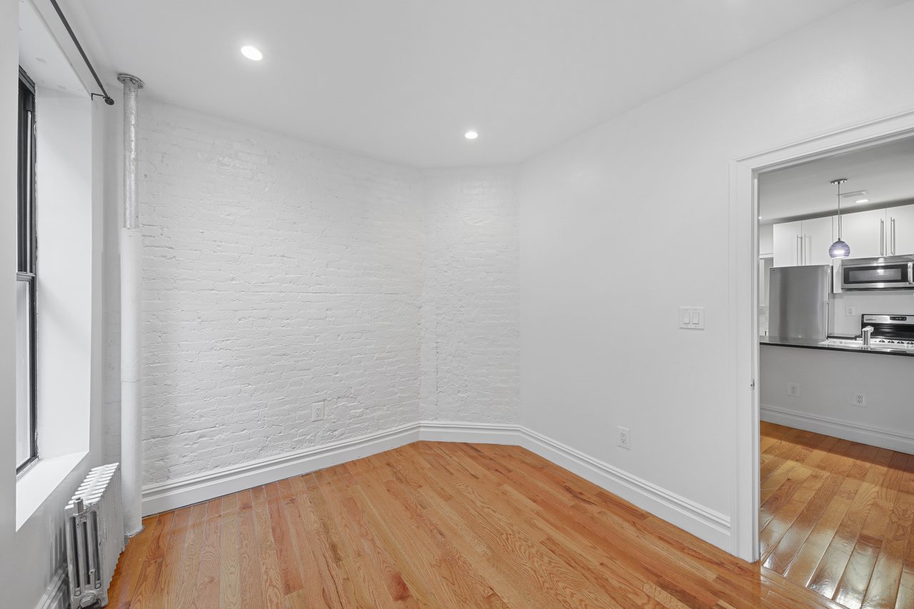 a room in Hell's Kitchen photo 5