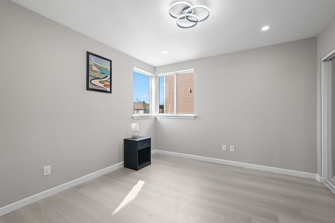 a room in Central LA photo 2