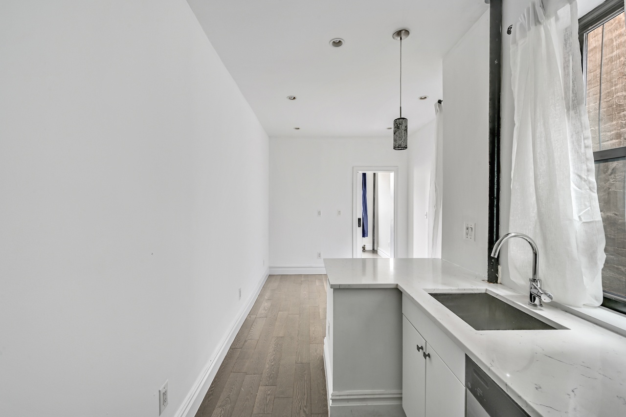 a room in Hell's Kitchen photo 5