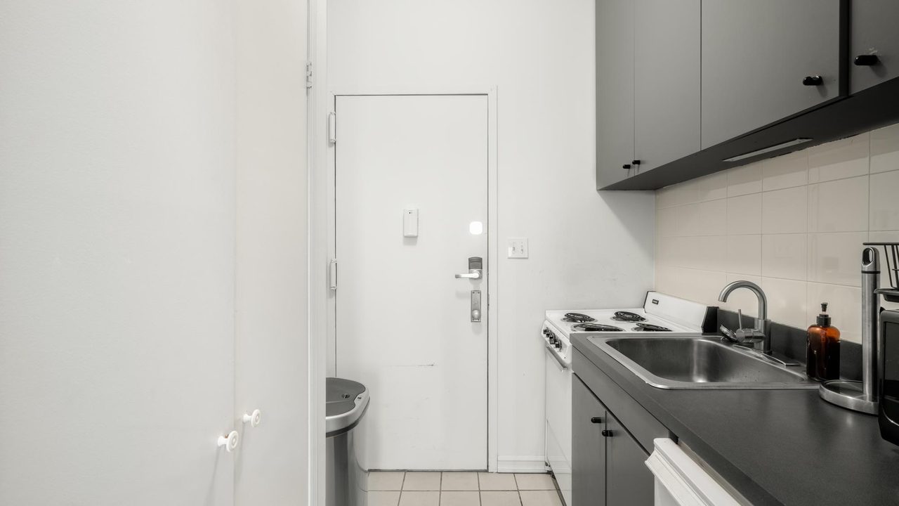 a room in Hell's Kitchen photo 4