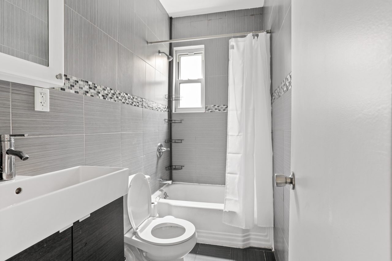 a room in Flatbush photo 7