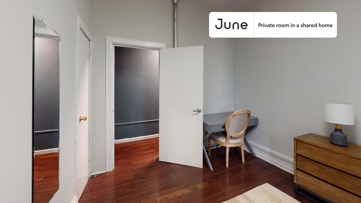 a room in Hamilton Heights photo 3