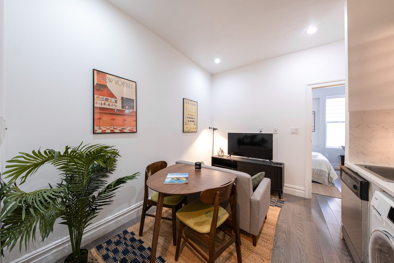 a room in Hell's Kitchen photo 5