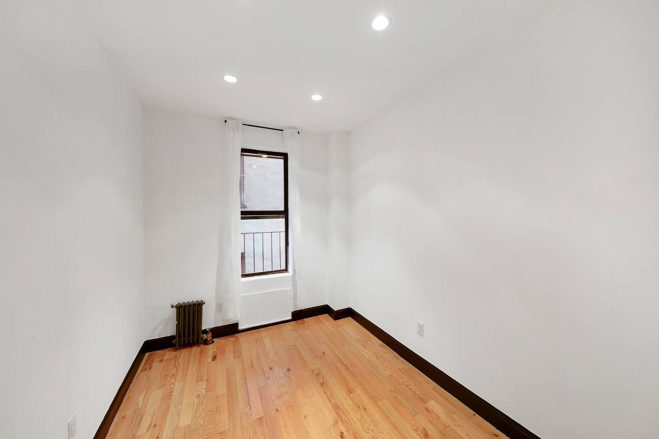 a room in East Village photo 6