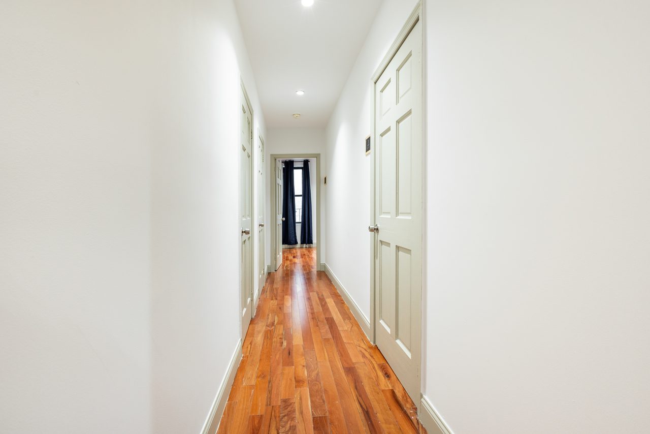 a room in Hamilton Heights photo 7