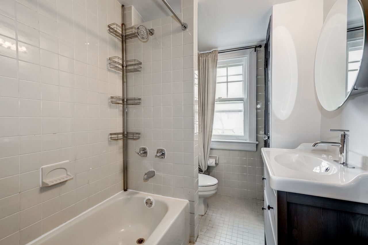 a room in Northwest Washington photo 6