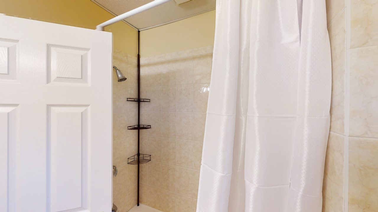 a room in Wellington-Harrington photo 9