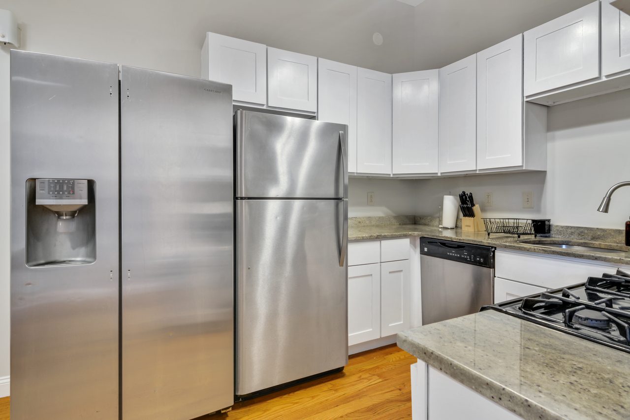 a room in Roxbury photo 8