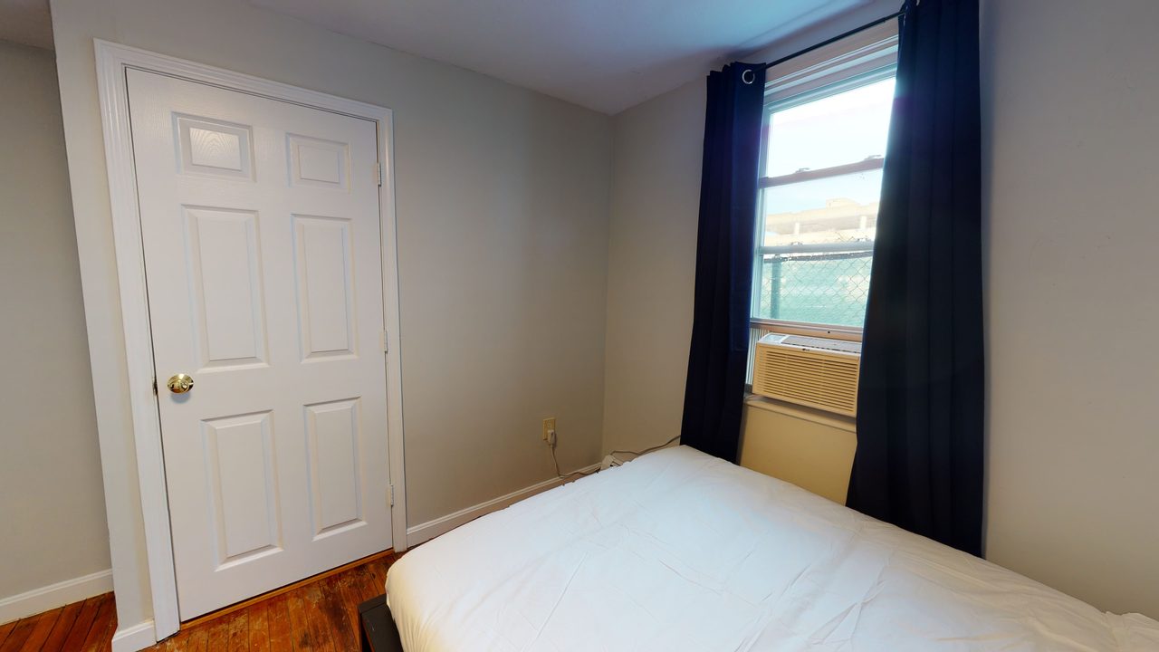 a room in Chestnut Hill photo 5