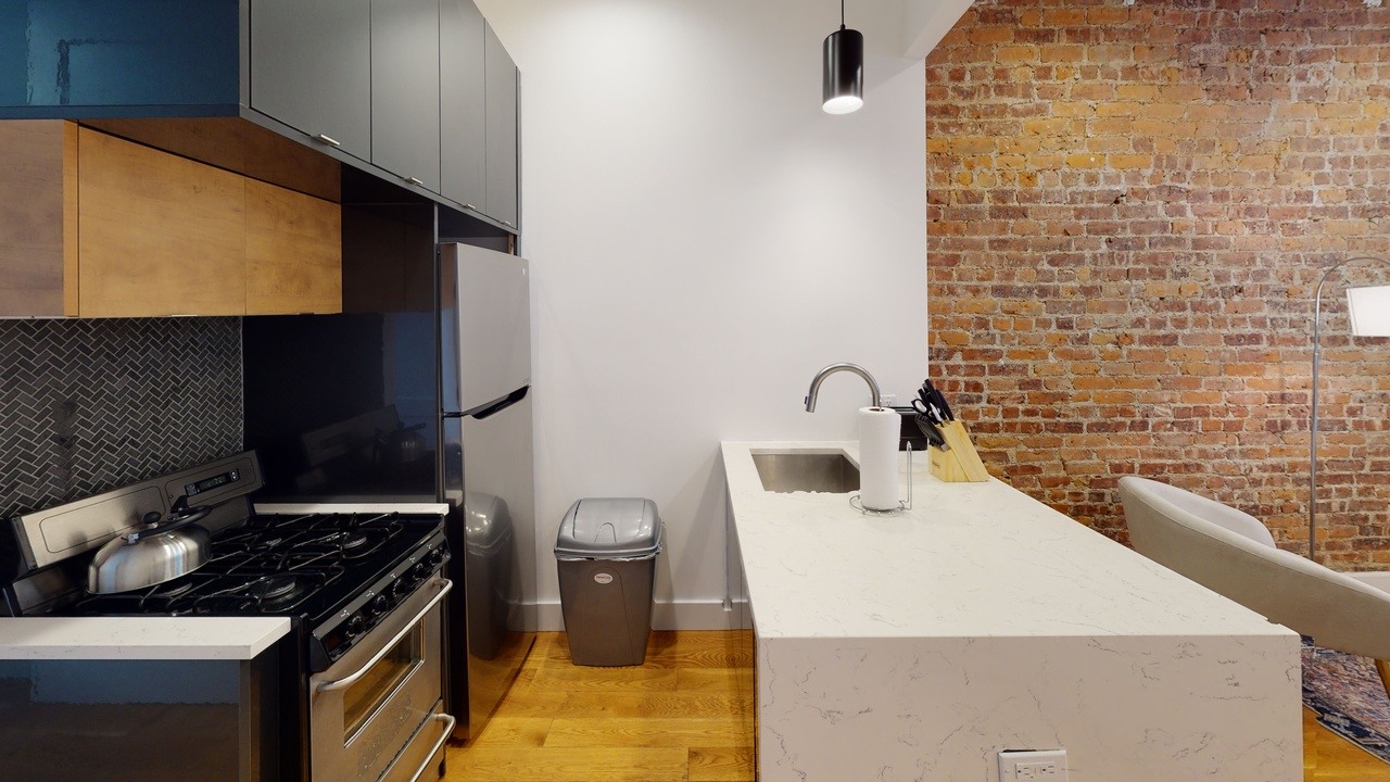 a room in Bedford-Stuyvesant photo 8