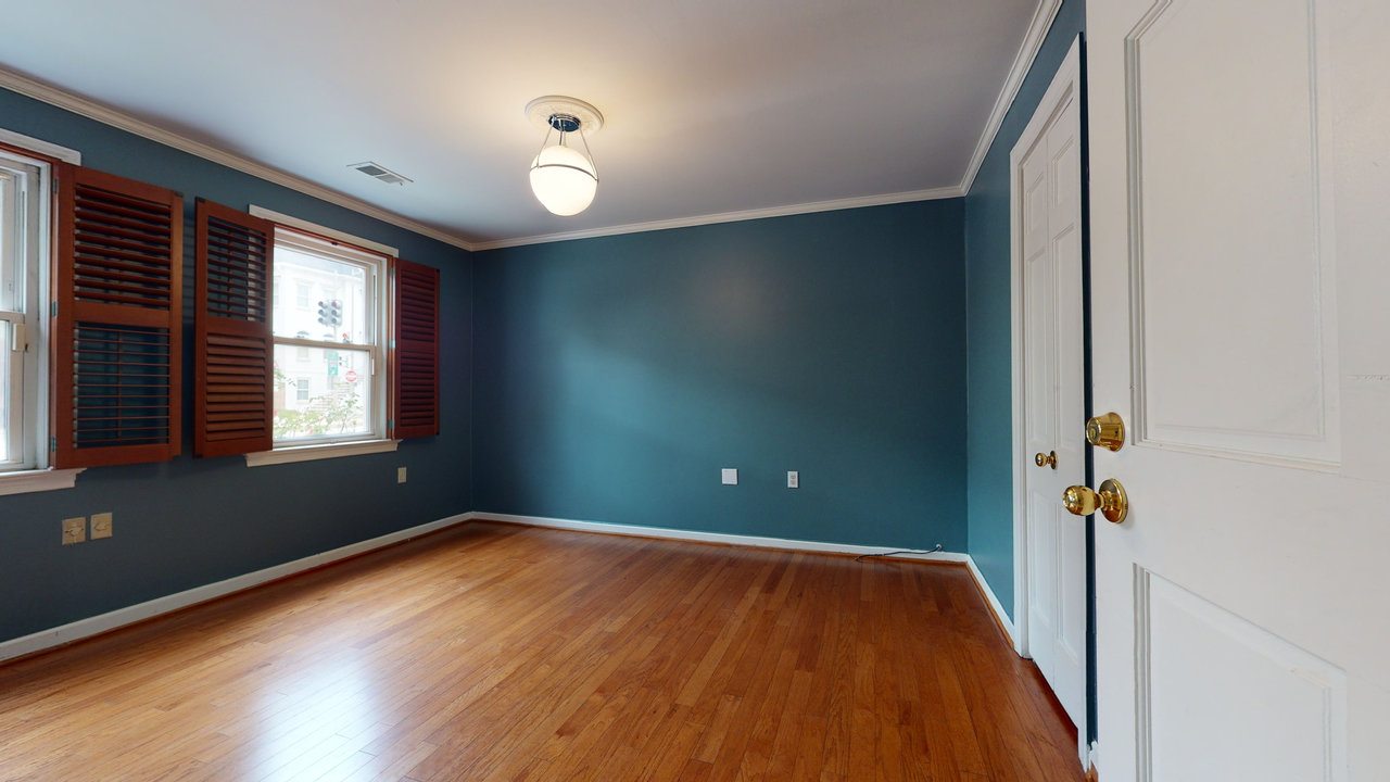 a room in Southwest Waterfront photo 5