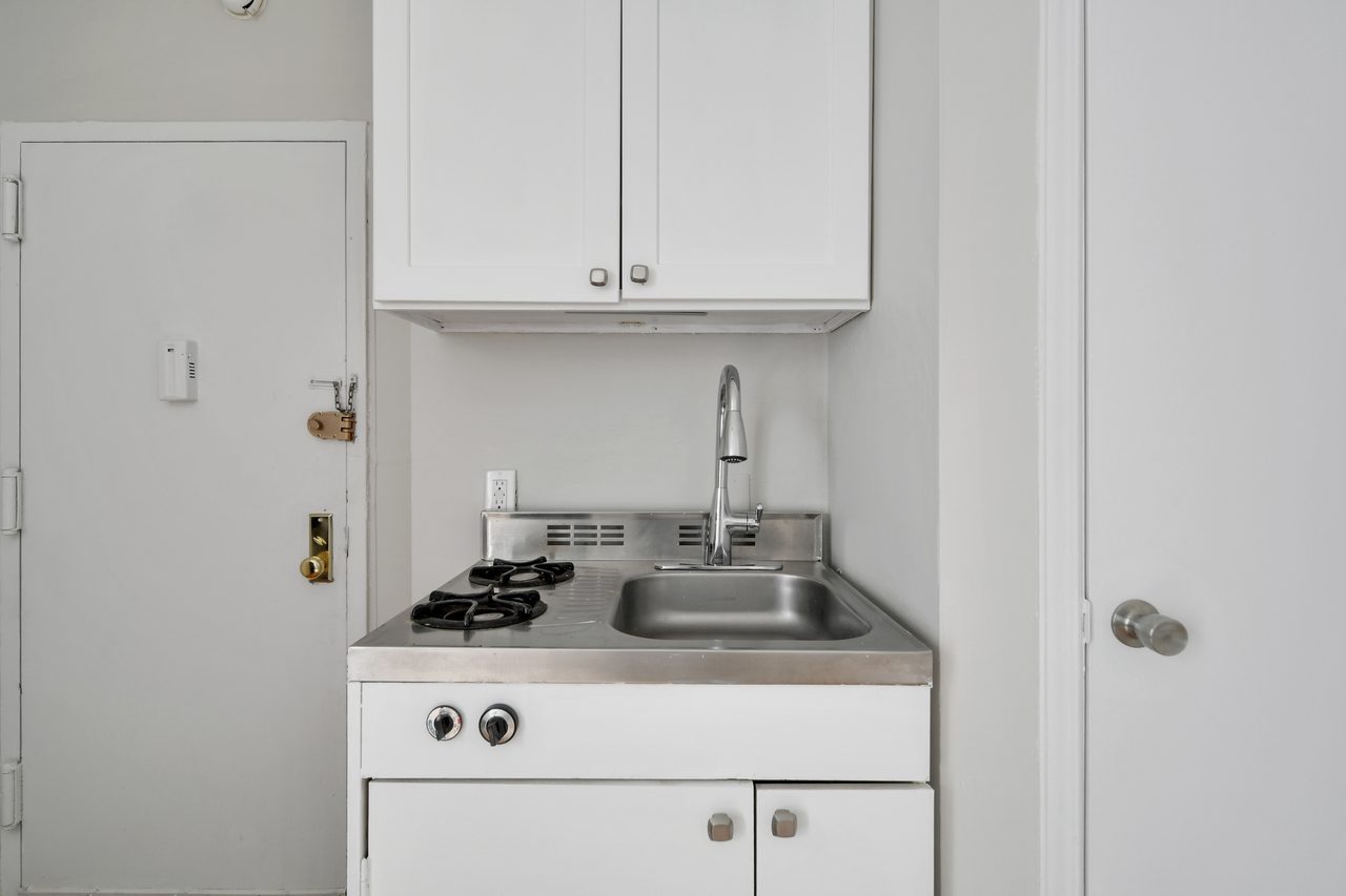a room in Lincoln Square photo 4