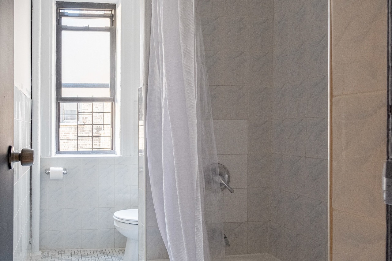 a room in Hamilton Heights photo 6