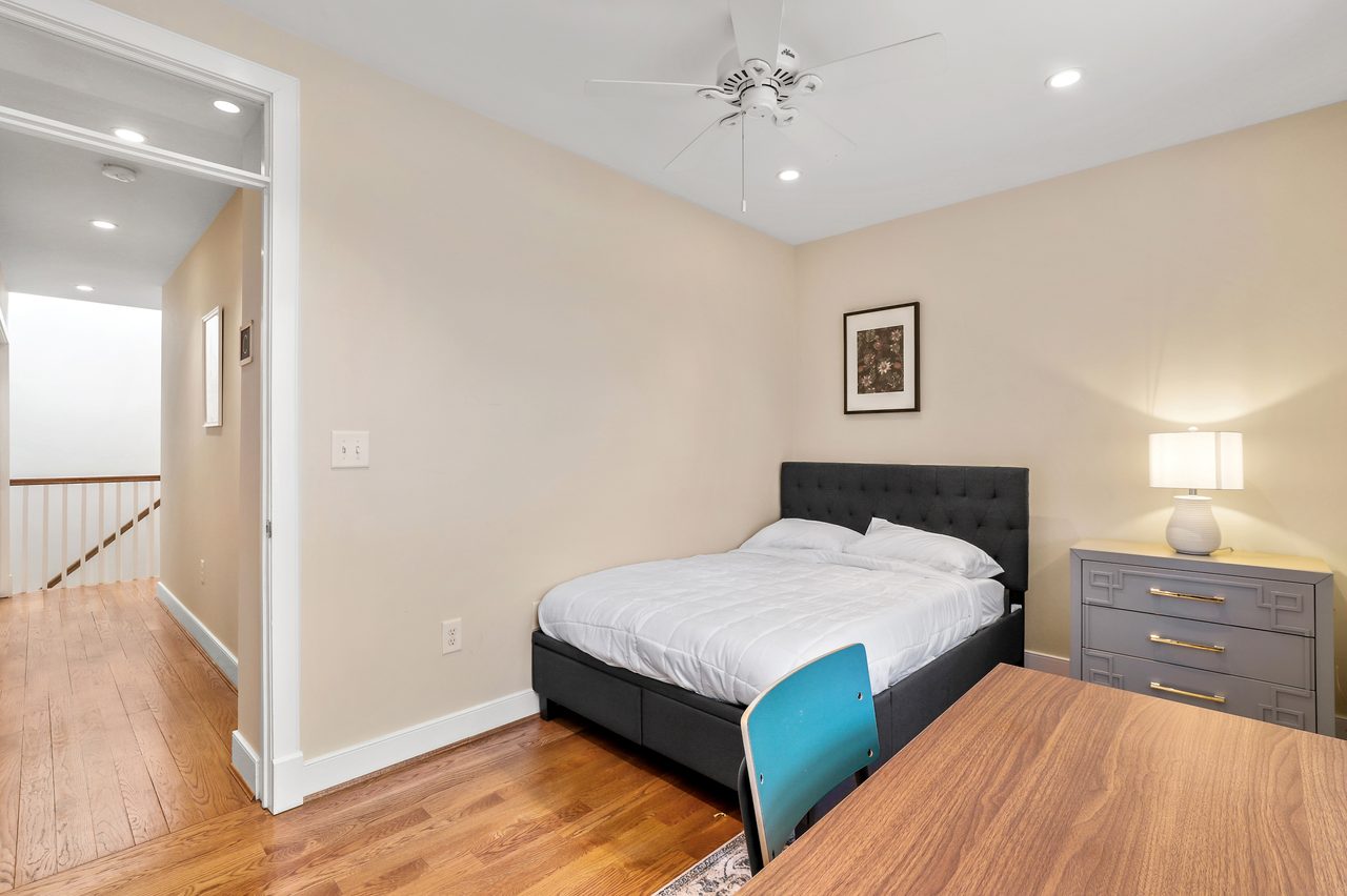 a room in Barney Circle photo 2