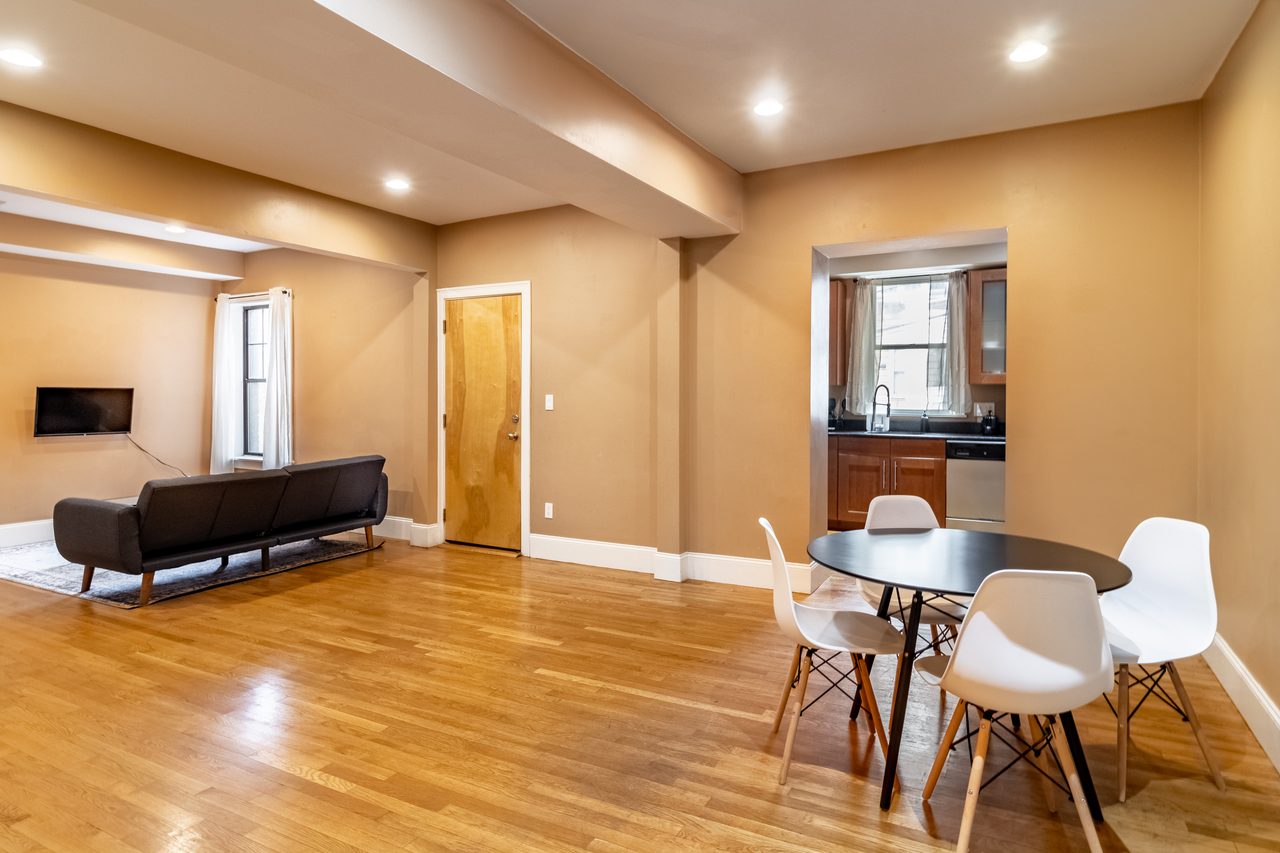 a room in Chestnut Hill photo 9