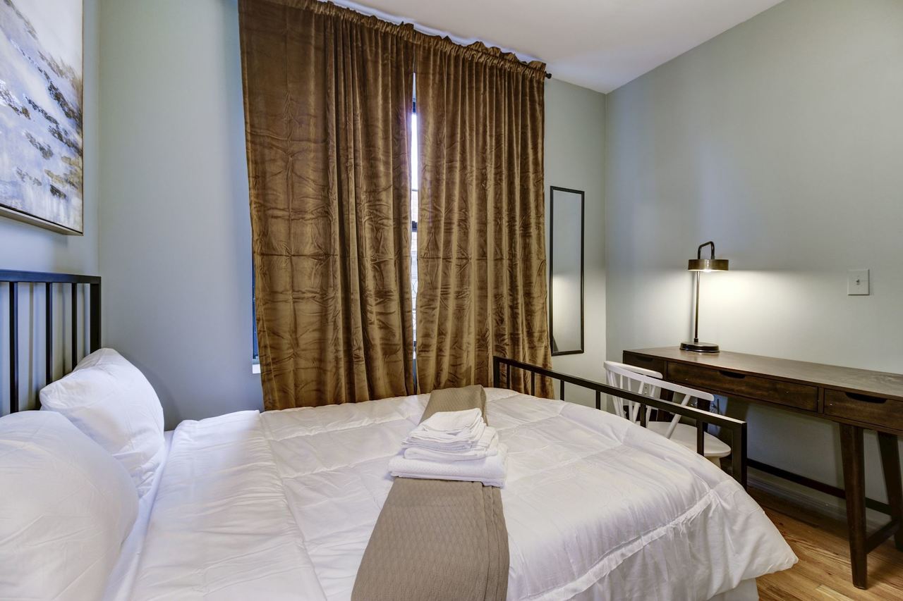 a room in Hamilton Heights photo 2
