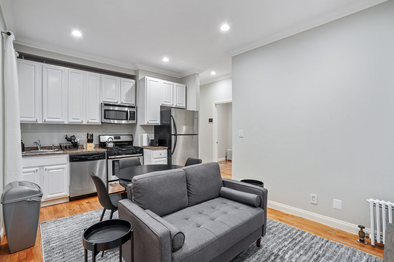 a room in Hamilton Heights photo 9