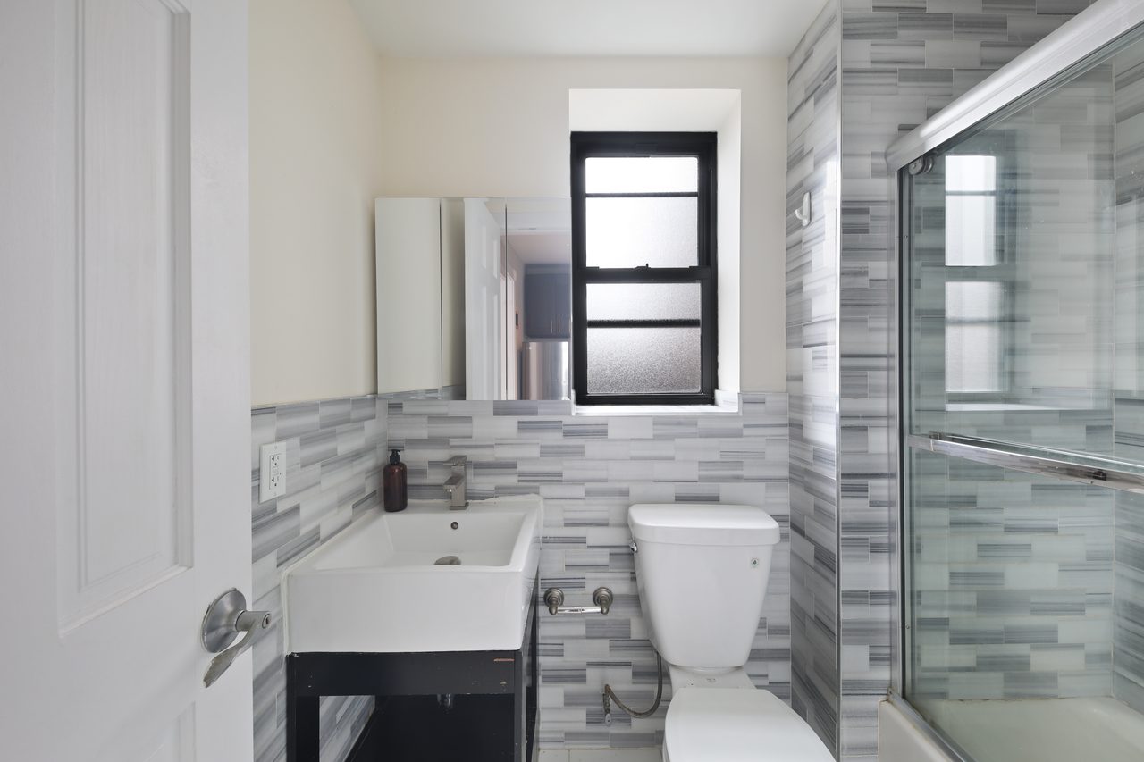 a room in Morningside Heights photo 8