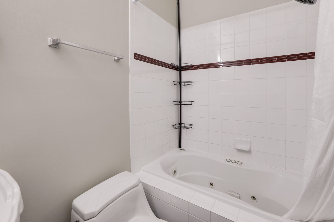 a room in Northwest Washington photo 8