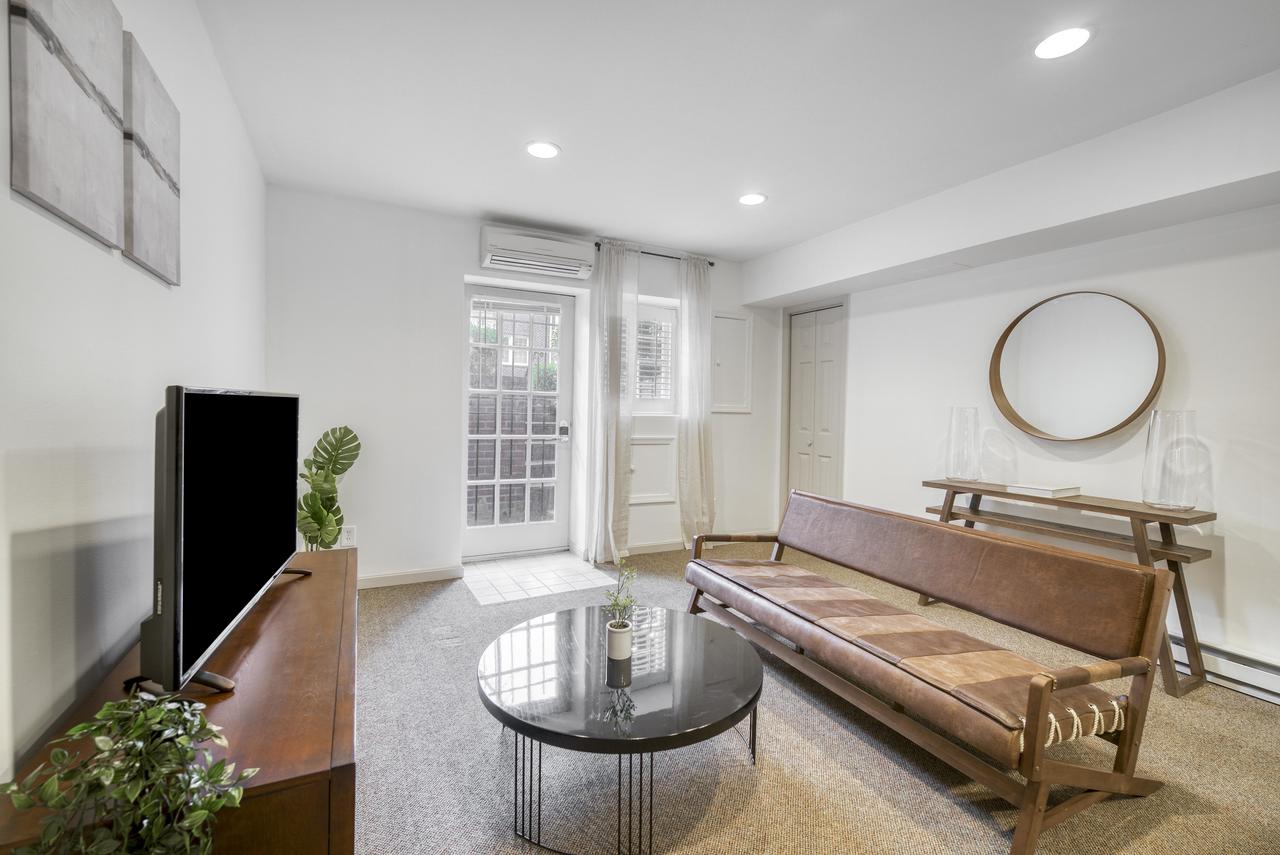 a room in Barney Circle photo 2