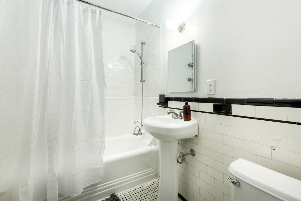 a room in Northwest Washington photo 7