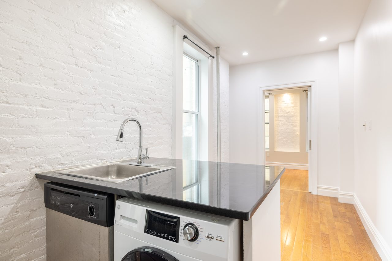 a room in Hell's Kitchen photo 3
