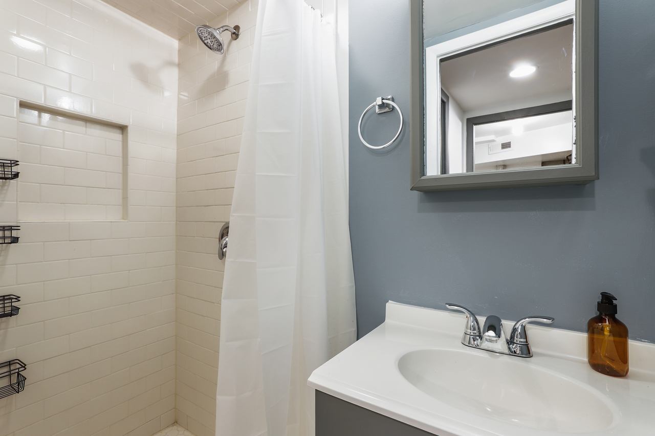 a room in Northwest Washington photo 8