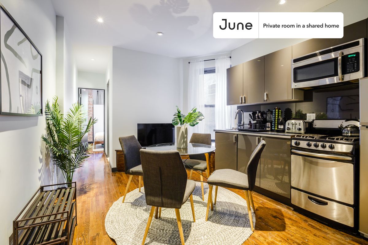 a room in Yorkville photo 4