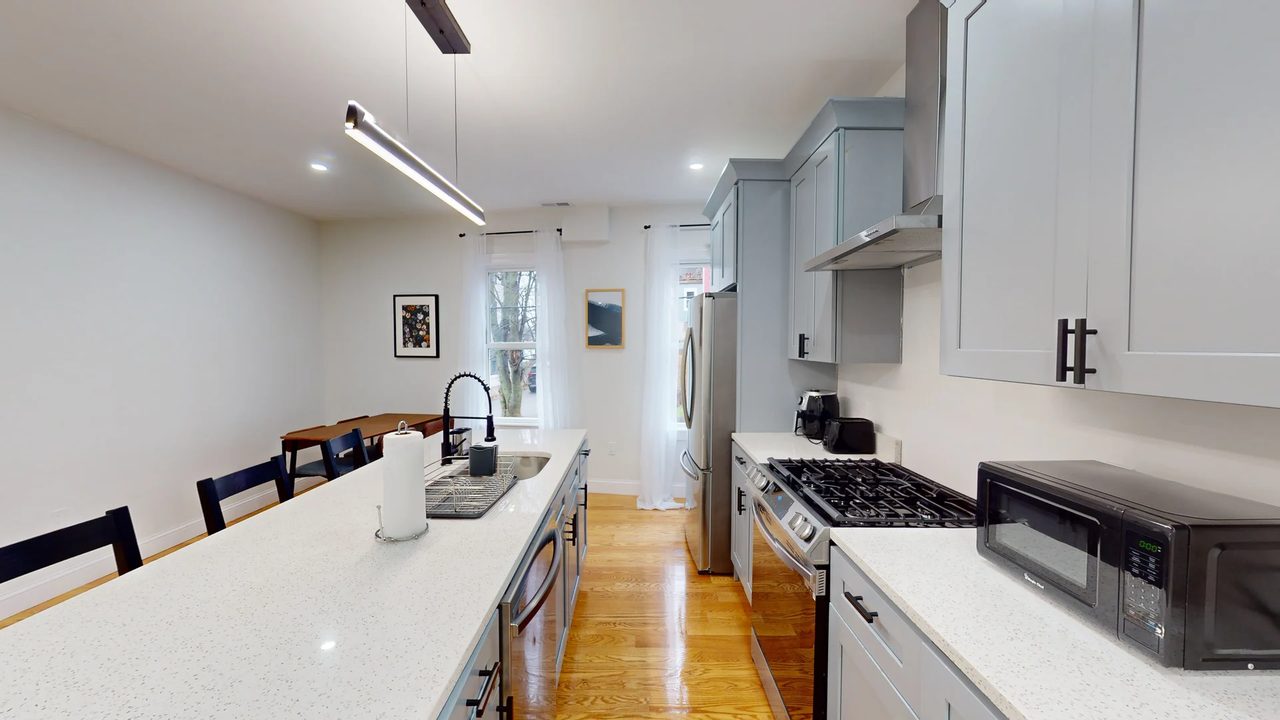 a room in Roxbury photo 4