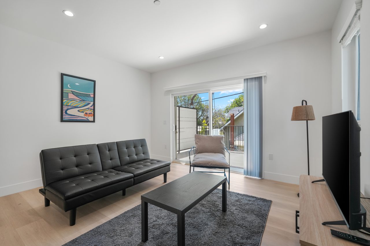 a room in Central LA photo 3