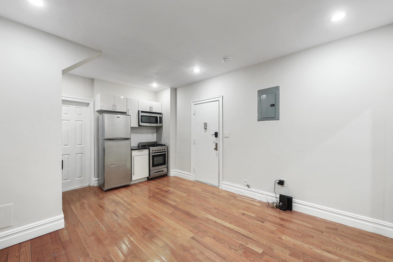 a room in Hamilton Heights photo 4