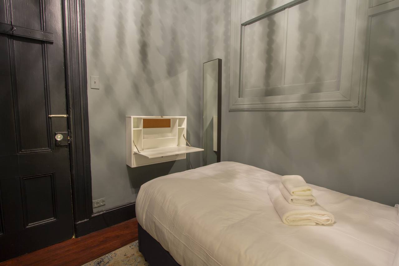 a room in Theater District photo 3