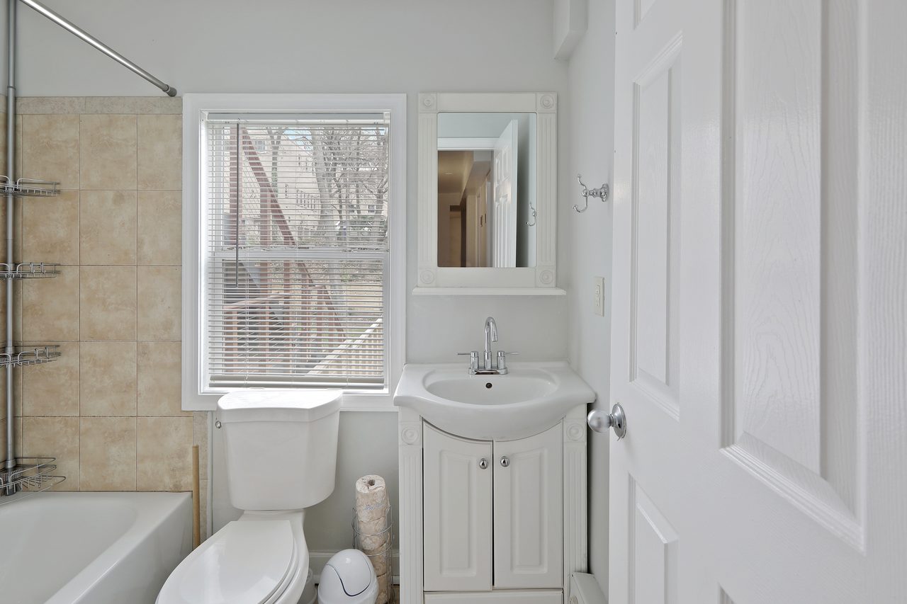 a room in Northeast Washington photo 5