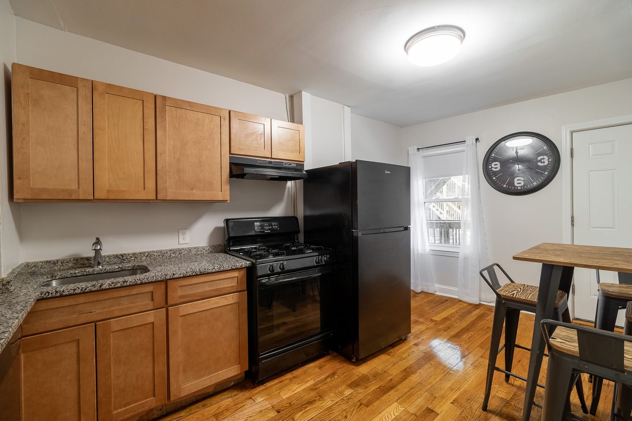 a room in Roxbury photo 8