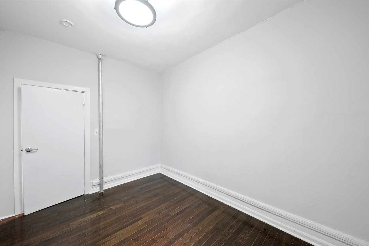 a room in Hamilton Heights photo 5