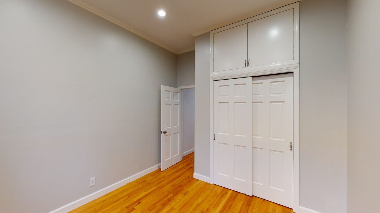 a room in Hamilton Heights photo 4