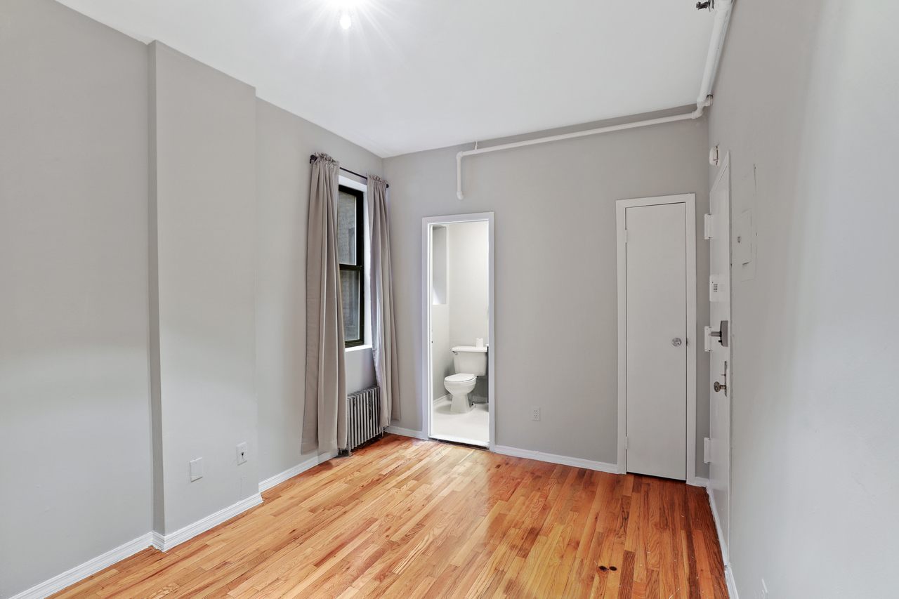 a room in Lincoln Square photo 5